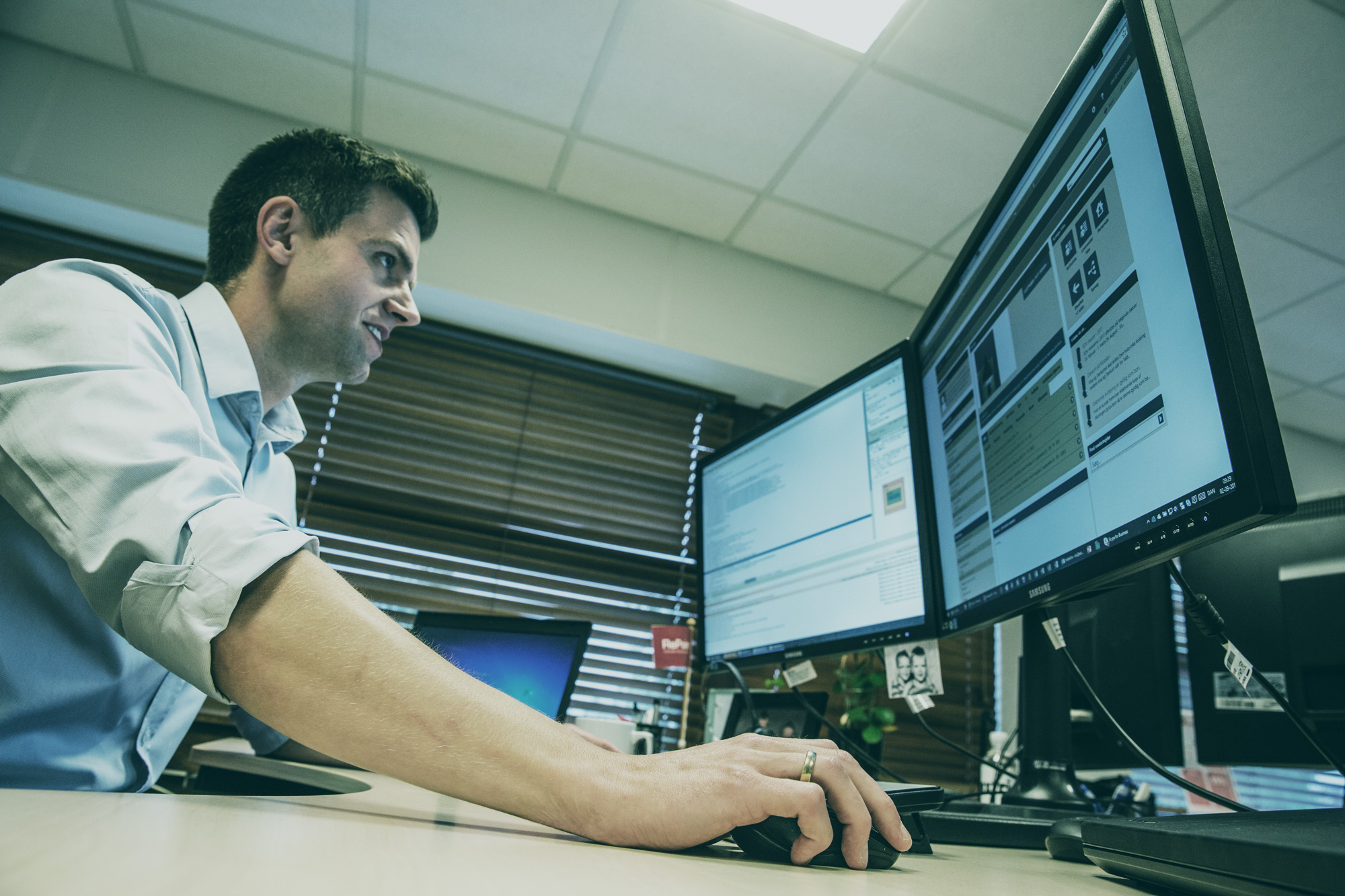 medarbejder-arbejder-ved-computerskærme